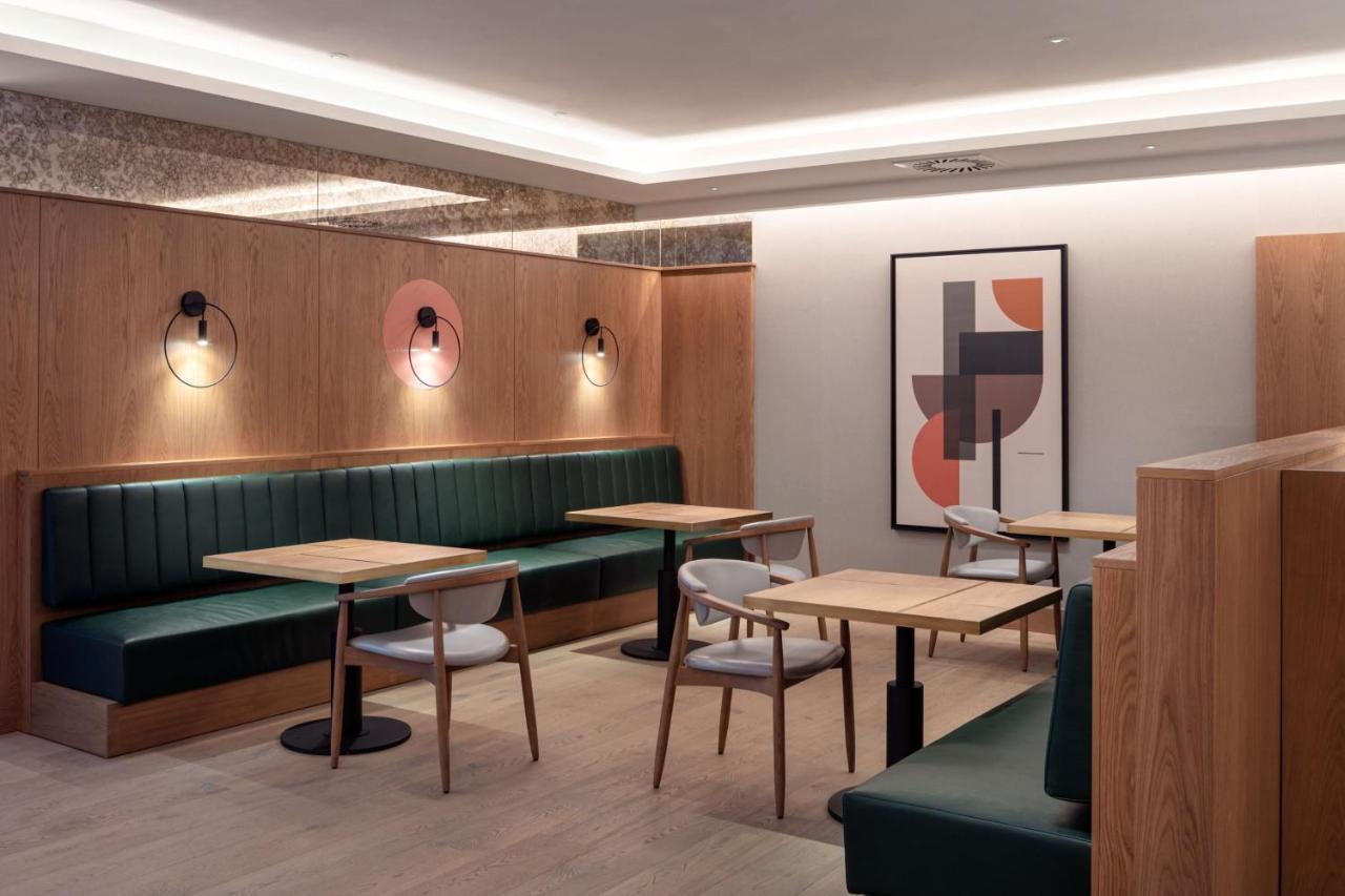 Prague Marriott Hotel Екстериор снимка The interior of the new restaurant