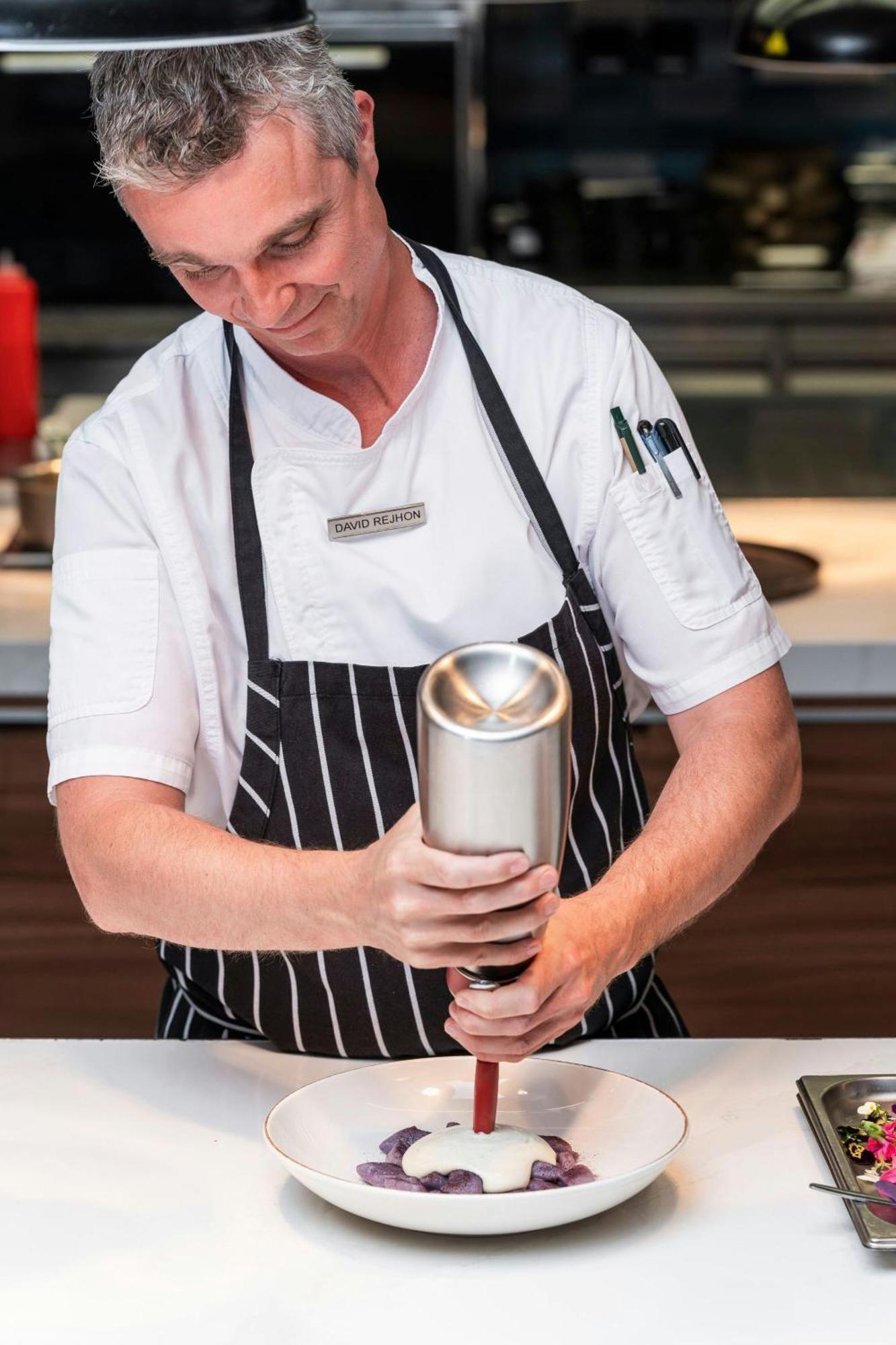 Prague Marriott Hotel Екстериор снимка A server holding a can of beer